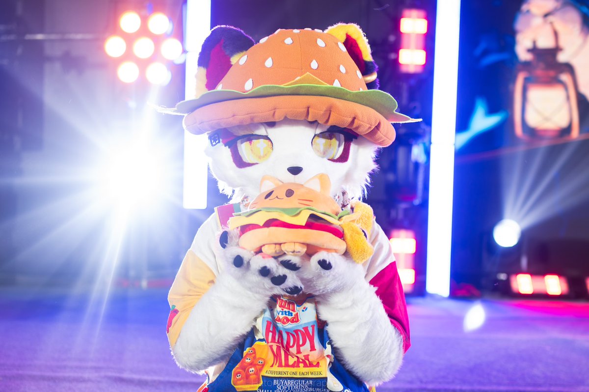 🐱🍔
#兽人 #兽装 #FursuitEveryday #fusona #furry #獣
