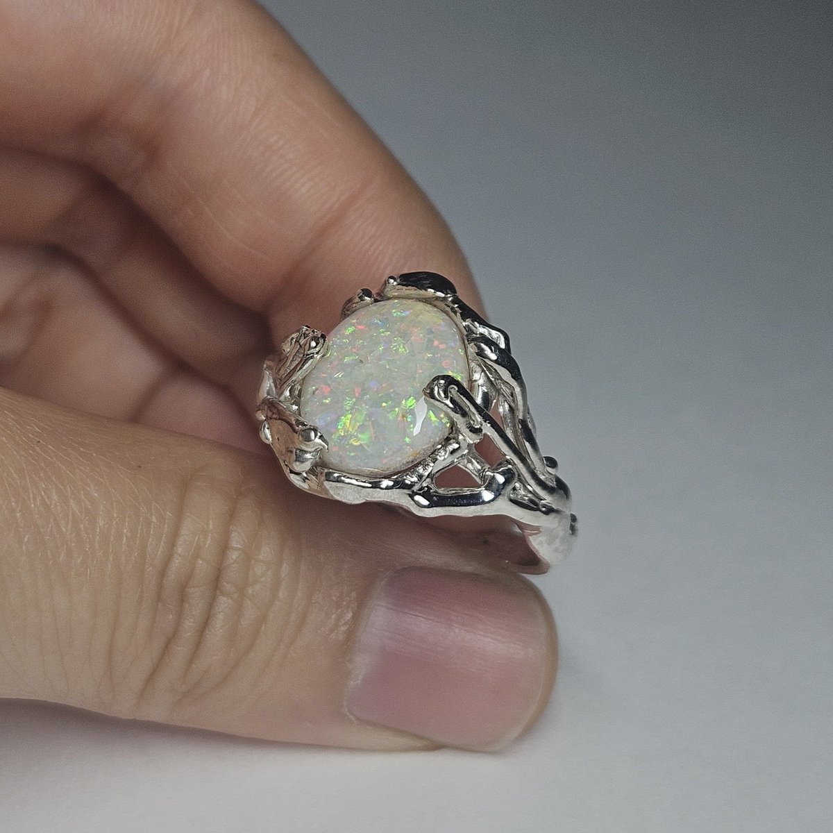 #늘마카세
오팔 해초 링🌿🪸

하얀 모래에 투명한 파도, 흔들거리는 해초들이 있는 열대 바다를 떠올리면서 작업했습니다. 납작하고 넓은 오팔이라 모티브가 얹어져도 스톤을 많이 가리지 않고 작업이 수월했어요!