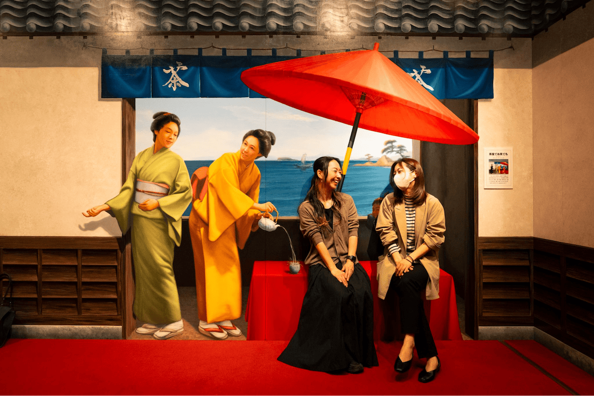 chichiburesort's tweet photo. 【和の空間で“不思議”に飛び込む 長瀞トリックアート有隣倶楽部🎨】
築100年の木造建築に仕掛けられたトリックアートで、目も心もぐるりと錯覚旅！👘✨ 長瀞駅から徒歩10分の全天候型レジャー施設だから、雨の日でも安心。見て・触って・撮って…子どもも大人も驚きの一枚を残しませんか？📸🌈 https://t.co/5E6ytpp1iE