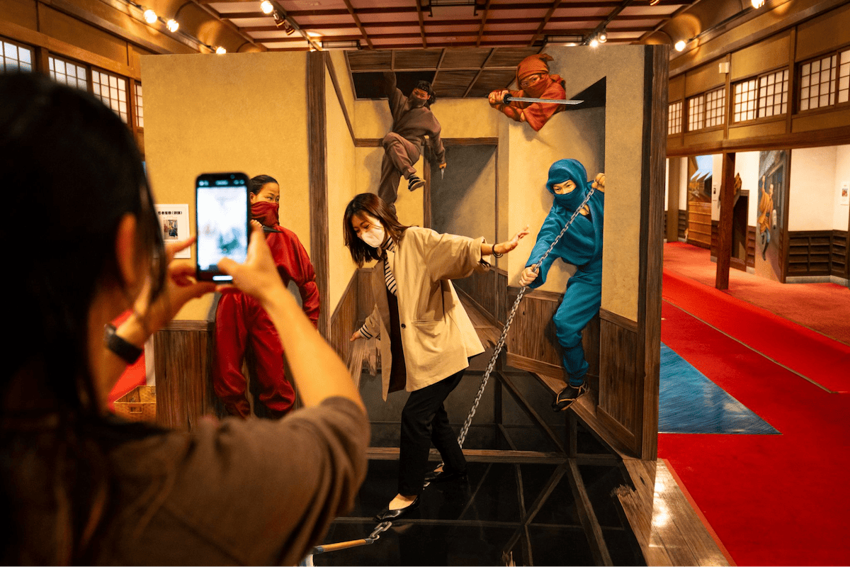 chichiburesort's tweet photo. 【和の空間で“不思議”に飛び込む 長瀞トリックアート有隣倶楽部🎨】
築100年の木造建築に仕掛けられたトリックアートで、目も心もぐるりと錯覚旅！👘✨ 長瀞駅から徒歩10分の全天候型レジャー施設だから、雨の日でも安心。見て・触って・撮って…子どもも大人も驚きの一枚を残しませんか？📸🌈 https://t.co/5E6ytpp1iE