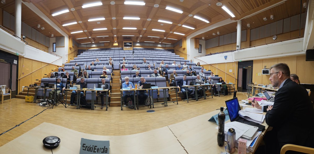 Noin 12 tuntia myöhemmin Vihdin uusi valtuusto ensimmäistä kertaa koolla 👏 

Tervetuloa seuraamaan kokousta 
👇
vihti.fi/live 📺