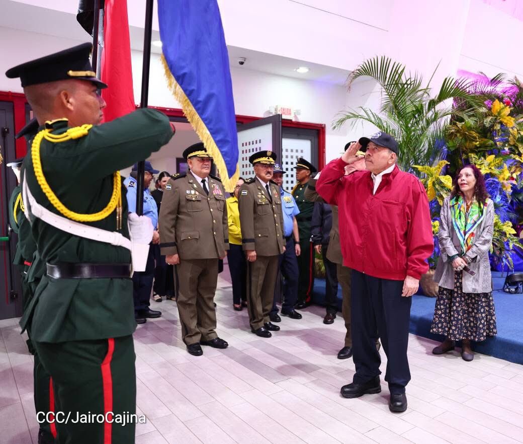 🪖🇳🇮 El Comandante Daniel Ortega, y la Compañera Rosario Murillo encabezaron la ceremonia en la que los Mayores Generales Bayardo Ramón Rodríguez y Marvin Elías Corrales Rodríguez fueron promovidos al rango de Coronel General dentro del Ejército de Nicaragua