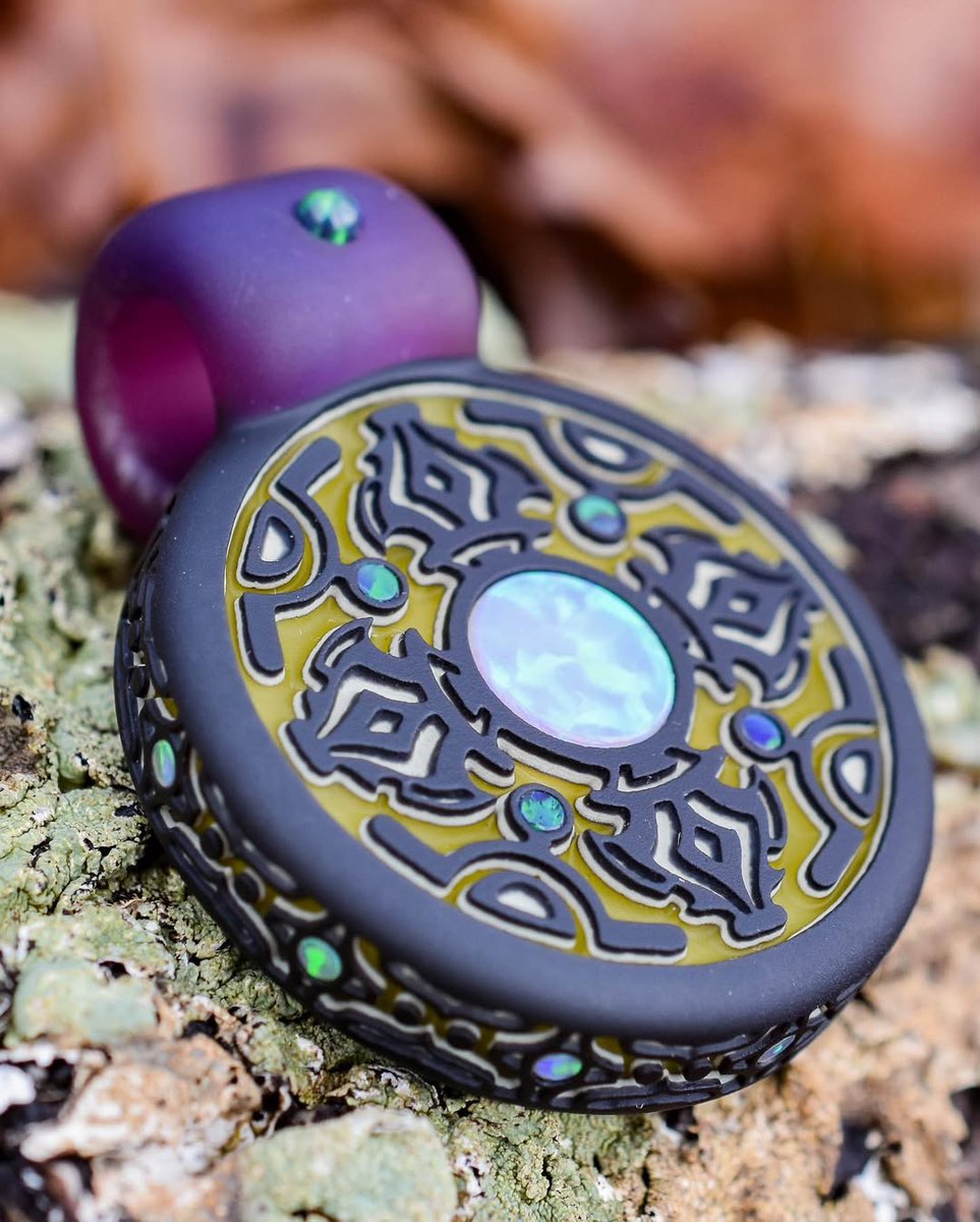 nickhiltbold's tweet image. 🔥 This pendant truly features one of the nicest opals I’ve laid my eyes on, impossible to fully capture on camera! 

#glassmaze #glassmaze_ #opal #pendant #pendantsofig #potd #pendantoftheday #pendantsofinstagram #longbranch #puffsmokeshop #borolove #bestofglass #heady