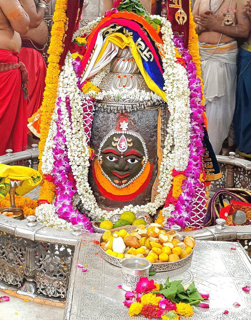 श्री महाकालेश्वर ज्योतिर्लिंग जी के आज के भस्म

 आरती श्रृंगार दिव्य दर्शन 03.06.2025

#हर_हर_महादेव_शिव_शंभू_ॐ