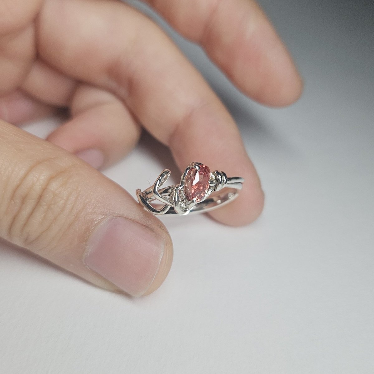 #늘마카세
삿파 라인링🔥

불꽃을 모티브로한 라인 링 입니다.
불꽃을 단순화시킨 모티브가 붙어있어요!
라인링은 디자인 특성상 스톤이 조금 누워있는데 그래서 조금 더 스톤이 밝아 보이는것 같습니다! 어둡고 고가 높은 보석에 제격!