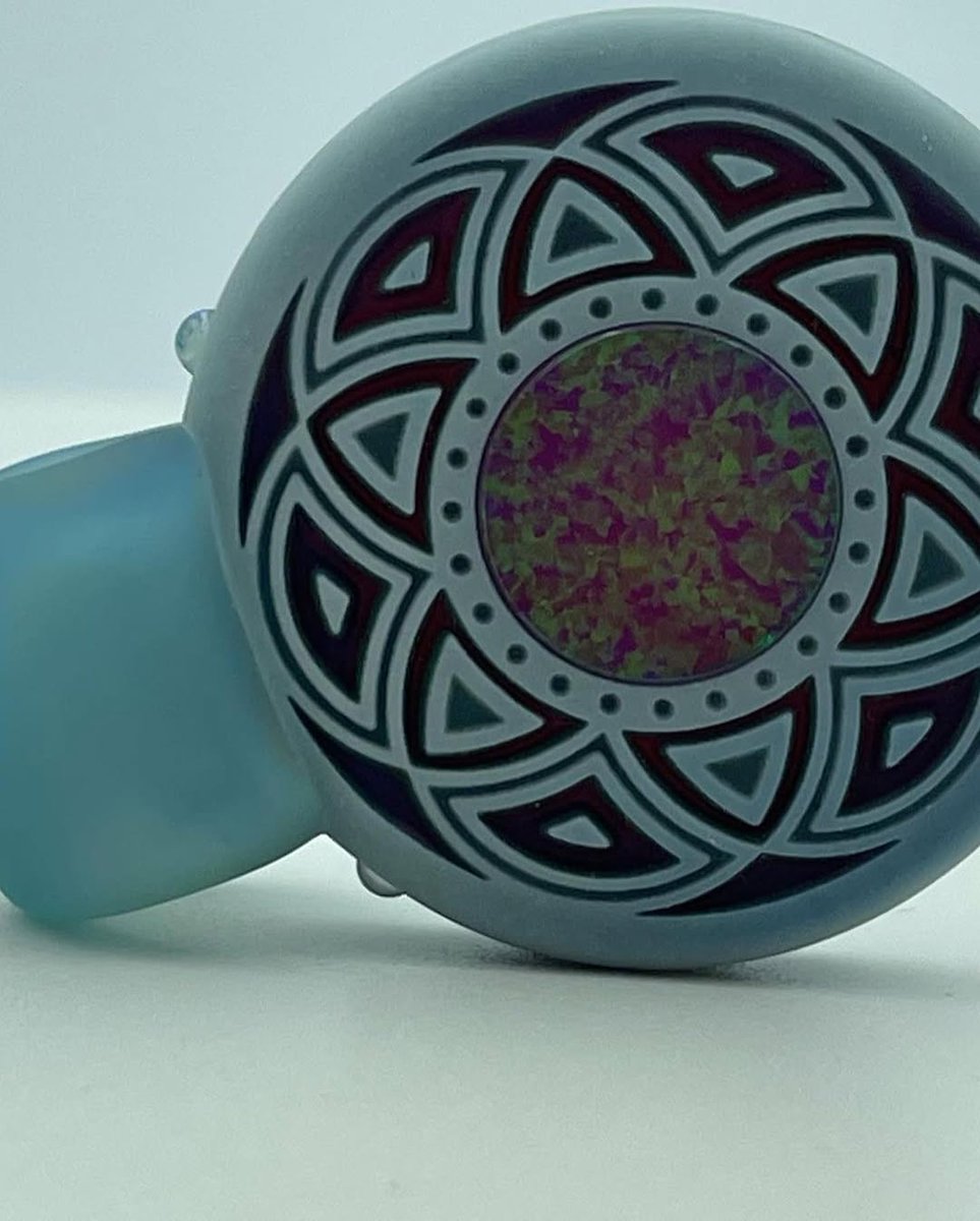 nickhiltbold's tweet image. When I look at this opal all I can say is 🤩 wow! This pendant has 👑 Royal Jelly/ Aqua Azul/ White and Hydra Blue! It has a 15 mm crystal Opal and 2 3 mm opals, 1 on either side of the bale.
#glassmaze #glassartsociety #bestofglass #borolove #opal #glassart #glassforsale