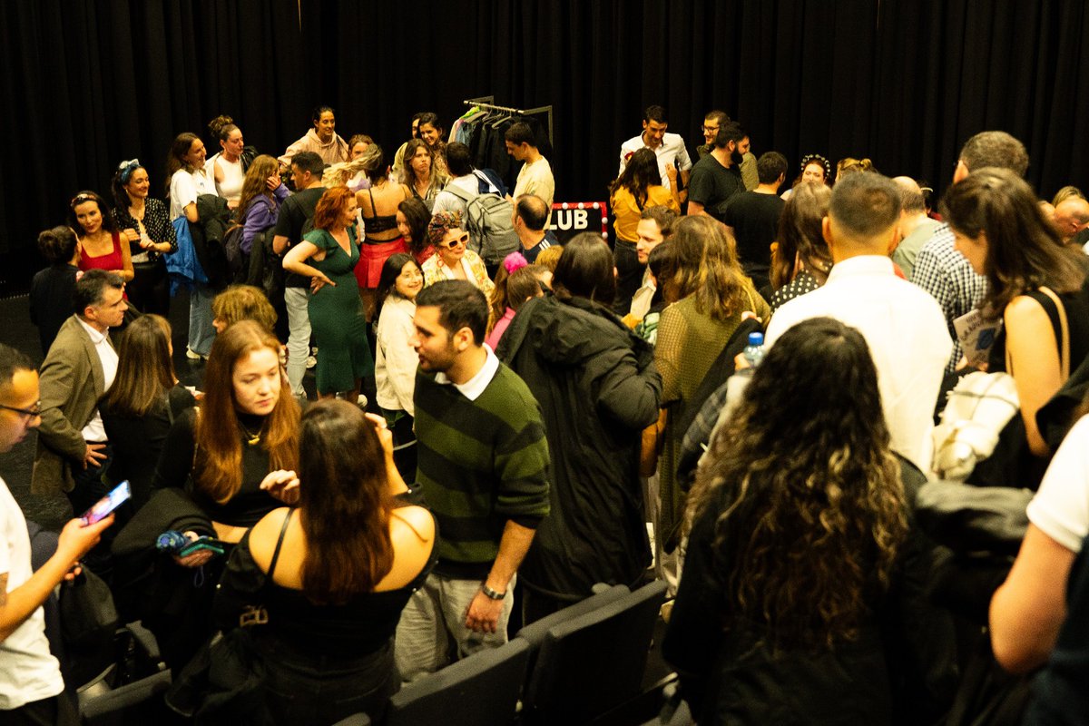 EmbEspIrlanda's tweet photo. Felicidades directora Alexandra Calvo @actricesa y actores y actrices Bravas Teatro por representación divertida comedia "Club El Edén" 28 mayo en The Studio LexIcon Library Dun Laoghaire.  Fue una noche magnífica de teatro en español en Dublín, esperamos que haya más!
@ICDublin https://t.co/iCKdF7Jifm