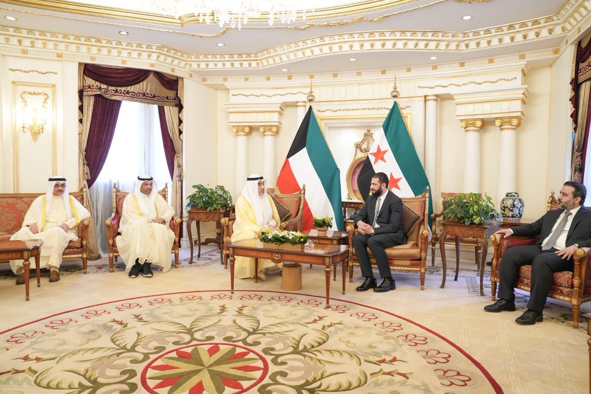 من اجتماع معالي النائب الأول وزير الداخلية الشيخ فهد اليوسف الصباح مع الرئيس السوري احمد الشرع على هامش زيارته امس ويظهر عدد من مسؤولي الجهاز المركزي لمعالجة أوضاع المقيمين بصورة غير قانونية