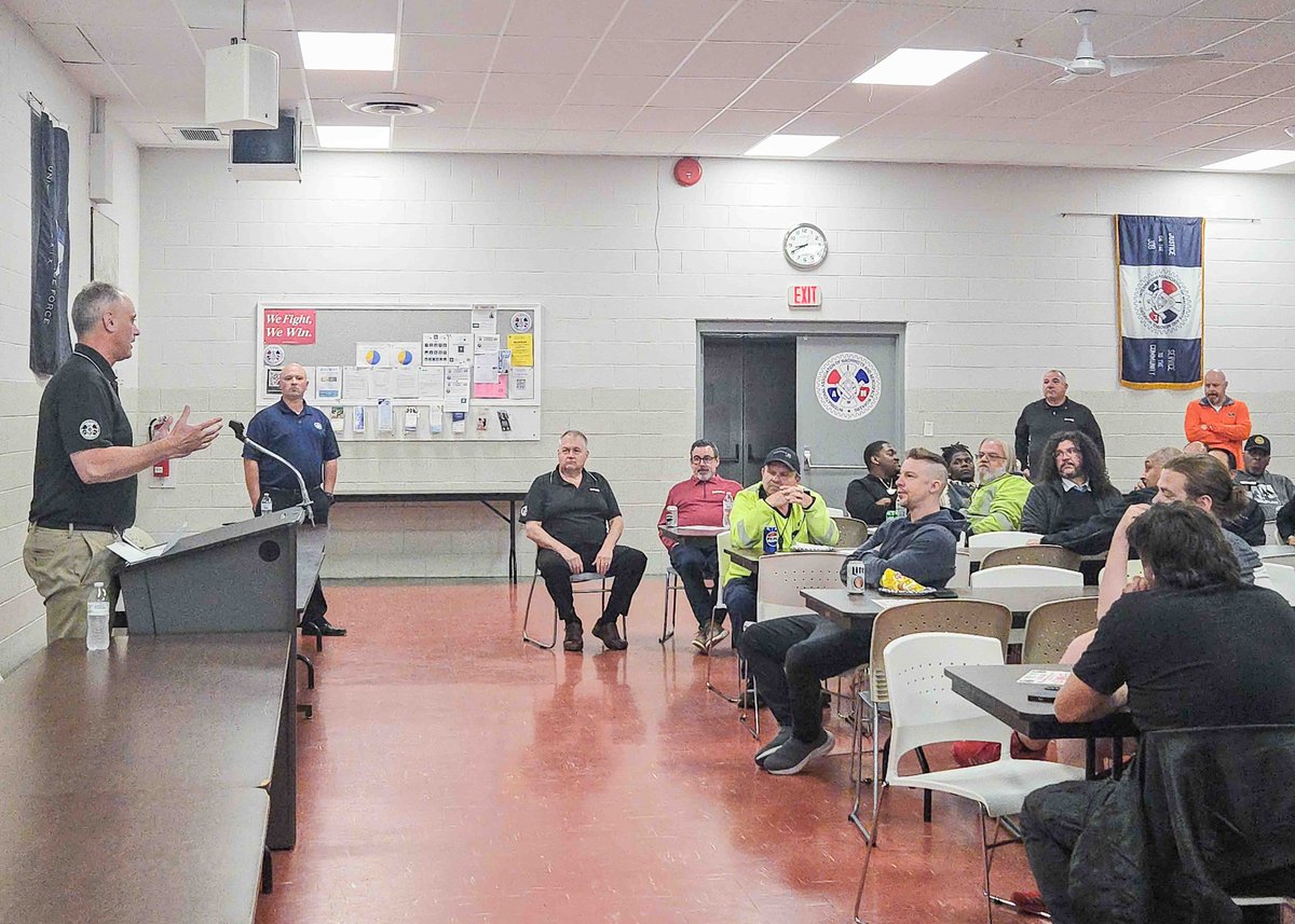 IAMDistrict141's tweet photo. PDGC Mike Klemm joined Local 1487’s packed monthly meeting with 100+ members to give key updates on UAL contract talks for CS, Ramp &amp; Storekeepers, plus Article 4 for Fleet. Thanks to AGCs Erik Stenberg, Michael Cyscon, Joe Bartz &amp; Pres. Tony Licciardi. #GOIAM https://t.co/jrDVlxwpCF