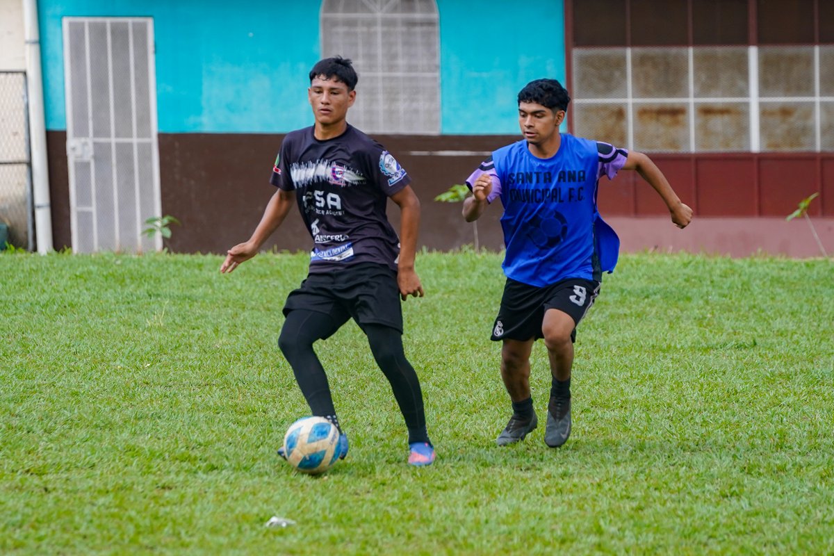 Más de 170 jóvenes se presentaron este día a las visorias que se realizaron en la Cancha San José y Cancha Montreal, buscando un espacio en el mejor equipo de la Liga Nacional. ✌️😎

Seguiremos recorriendo muchos más espacios de #SantaAnaCentro, en busca de encontrar más talento.