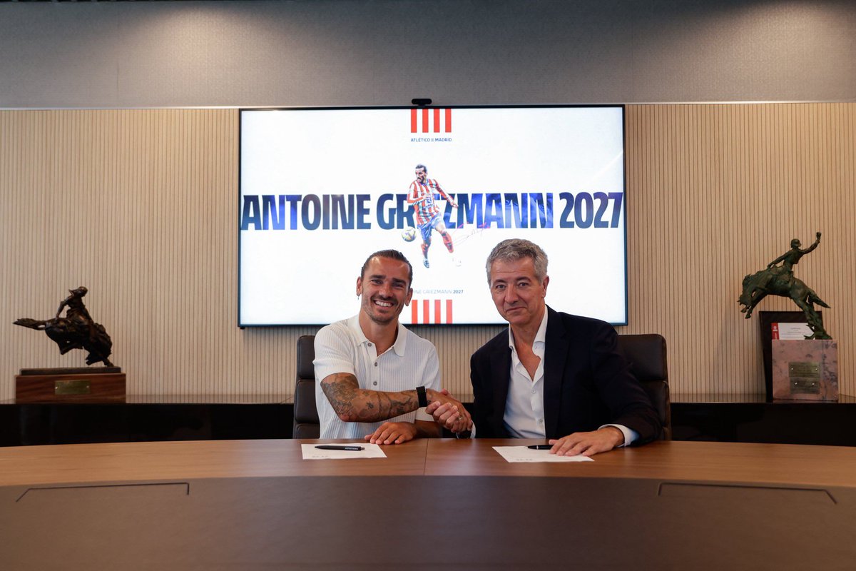 kiitniitsports's tweet photo. 🚨❤️🤍 It’s official: Antoine #Griezmann is staying at #Atlético Madrid until 2027! MLS tried to tempt him, but Griezou said “Atléti por vida!” New deal, new chapter! ✍️🇫🇷 #Griezmann2027 #AtletiFamily #LaLiga #AtlMad https://t.co/AbBQWr8QLg