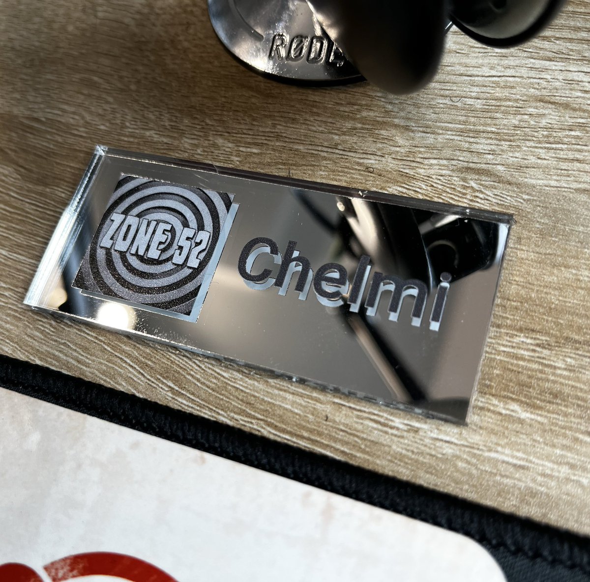 Avec bientôt 100 émissions au compteur, il est temps pour l’équipe de monter en gamme 🧐