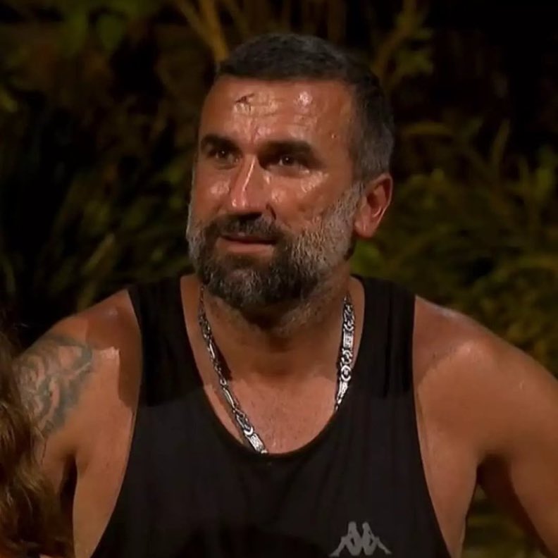 Türkiye'de tutukluluk kararı bulunan Hikmet Tuğsuz, Survivor'dan ayrıldı.