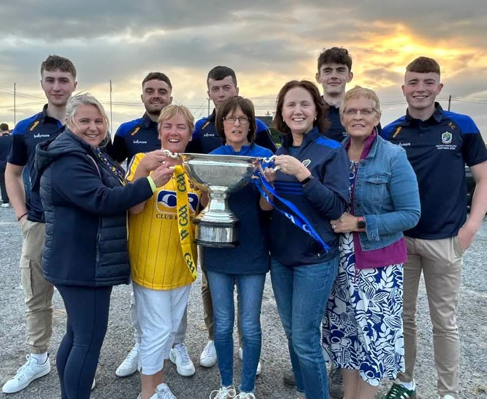 DuffyValerie's tweet image. Wonderful photo of @propearses players together with their mothers.

Players: Keelan Ryan, Daniel Staunton, Darragh Finn, Jack Ryan, &amp;amp; Sean Canning.

Mothers: Claire Ryan, Patricia O'Rourke-Naughton, Deirdre Finn, Fiona Canning, &amp;amp; Nuala Ryan.

Well done 🌟💐🎊🏆

#NickeyRackard
