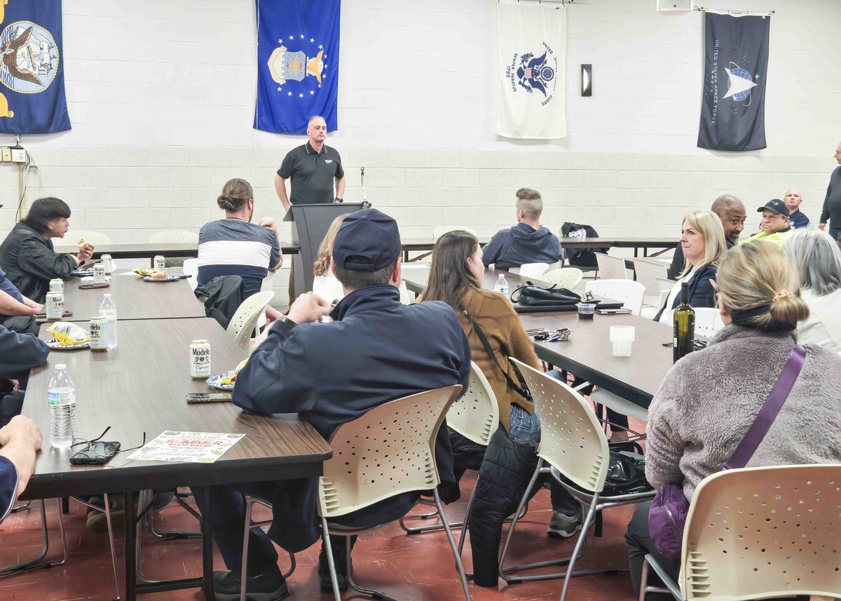 IAMDistrict141's tweet photo. PDGC Mike Klemm joined Local 1487’s packed monthly meeting with 100+ members to give key updates on UAL contract talks for CS, Ramp &amp; Storekeepers, plus Article 4 for Fleet. Thanks to AGCs Erik Stenberg, Michael Cyscon, Joe Bartz &amp; Pres. Tony Licciardi. #GOIAM https://t.co/jrDVlxwpCF