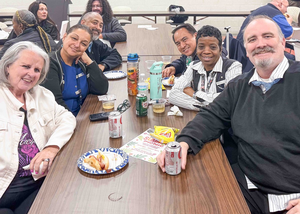 IAMDistrict141's tweet photo. PDGC Mike Klemm joined Local 1487’s packed monthly meeting with 100+ members to give key updates on UAL contract talks for CS, Ramp &amp; Storekeepers, plus Article 4 for Fleet. Thanks to AGCs Erik Stenberg, Michael Cyscon, Joe Bartz &amp; Pres. Tony Licciardi. #GOIAM https://t.co/jrDVlxwpCF