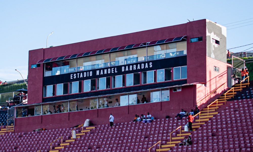 Agora, de fato parecendo se concretizar a Arena Barradão: você, torcedor rubro-negro é a favor ou contra a construção da Arena Barradão como forma de modernizar o clube? 
📸: Victor Ferreira