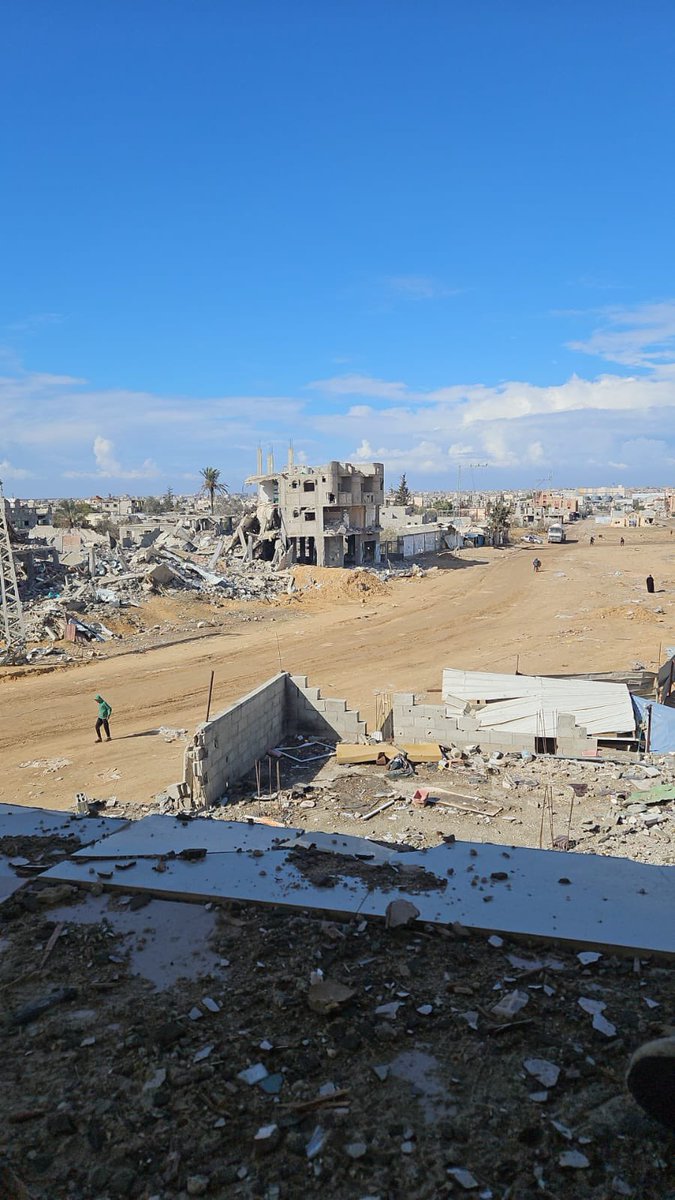 Ben Rafah şehrindenim… İsrail terör ordusunun yerle bir ettiği o şehirden.
Çocukluk evimi, büyük aile evimizi, amcalarımın, halalarımın, teyzelerimin, dayılarımın evlerini; tüm akrabalarımın evlerini kaybettik.
Hayatım boyunca tanıdığım herkes bu savaşta evsiz kaldı. Şu an tam