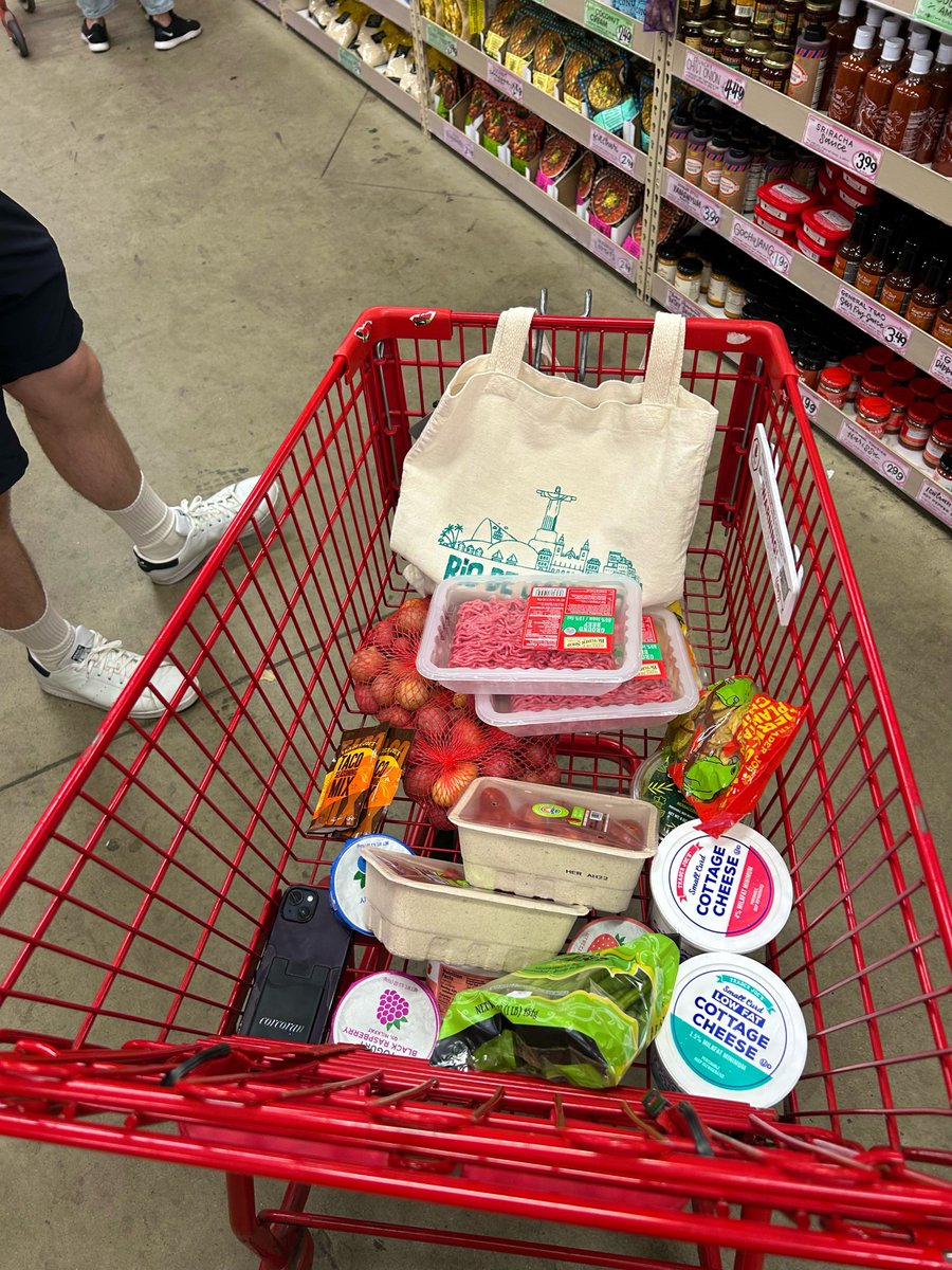 Trader Joe’s Day Date with my blonde himbo boyfriend 🏳️‍🌈 happy pride 💕