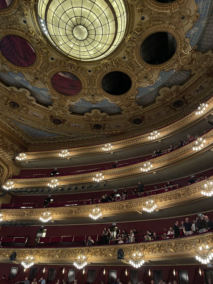 Que no pateixin els cors i les orquestres al Gran Teatre del Liceu passi el que passi el teatre sempre els somriurà (diabòlicament).