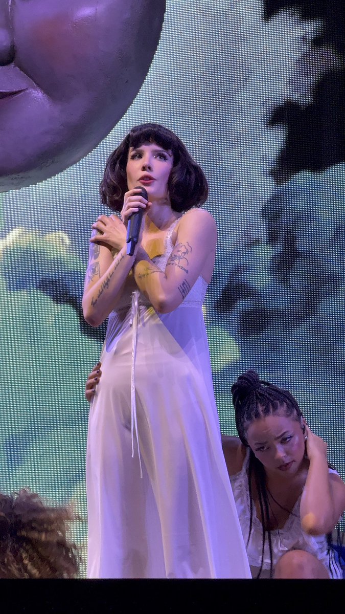 halseyshappy's tweet photo. h performing at the #ForMyLastTrickTour in Tampa! https://t.co/KdSmgnfinU