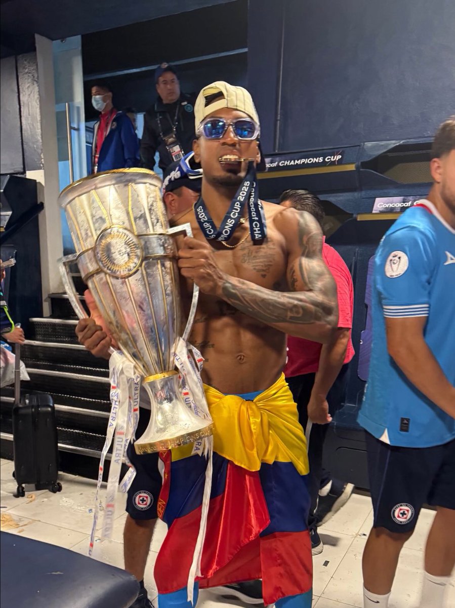 Qué sentirán los jugadores de Pumas al ver a otros jugadores festejar en su propio vestidor?