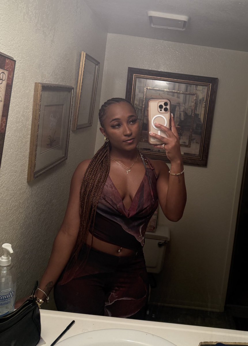 babyyk_'s tweet photo. It’s ya girl 🤎 https://t.co/gfx4Xo4zH8