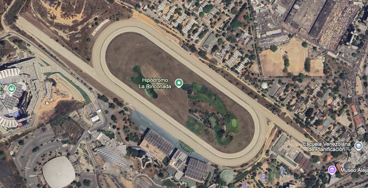 #ENTREHIPICOS Muchos se preguntan por que no se puede correr el Belmont Stakes en 1 1/2 M o 2.400 mts.

La razon es que el ovalo de Saratoga Race Course, la pista de arena mide 1 1/8M o 1800mts pero tiene solamente dos cortas extensiones o chutes, uno en el backstrech o recta de