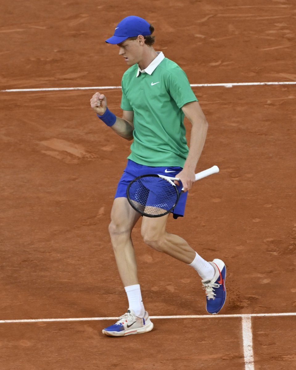 Toujours aussi impressionnant, Jannik Sinner a dévoré Andrey Rublev (6-1, 6-3, 6-4) en 8es de finale à Roland-Garros. 👏

Pour une place dans le dernier carré, il devra se défaire d'Alexander Bublik, invité surprise de ces quarts de finale. 🇮🇹

📸 Chryslène Caillaud / Psnewz