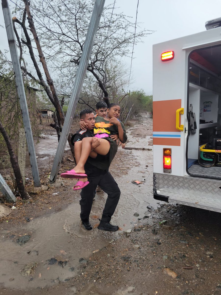 911Honduras's tweet photo. #911Informa 🗣️Varias personas fueron atendidas por elementos de la Unidad de Respuesta de Emergencias Médicas, Bomberos Honduras y personal de Copeco Honduras en una escuela que se derrumbó debido a las fuertes lluvias en la colonia 25 de Octubre de Comayagua, Comayagua. https://t.co/sd5pViQl59