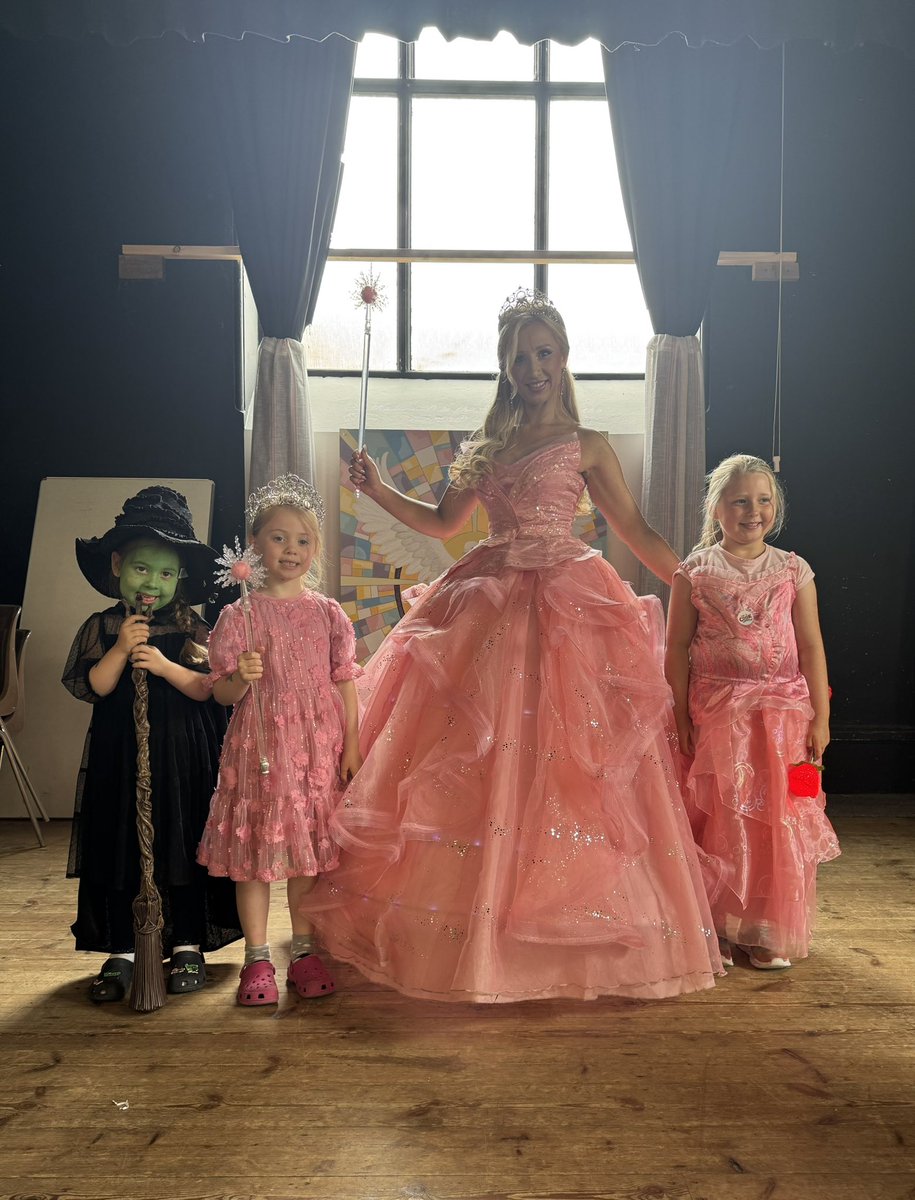 TamsinBall's tweet photo. 💖Glinda’s 1st Official Appearance Yesterday!💖
2 special sessions filled with singing our fav ‘Wicked’ hits & baking up some magic! Thank you ‘Time To Cook’! So much glitter, giggles, and goodness!🪄💚💗
#WickedFun #GlindaTheGoodWitch #MiniChefs #MusicalMoments #TimeToCook🧁 https://t.co/0l78aWiyt9