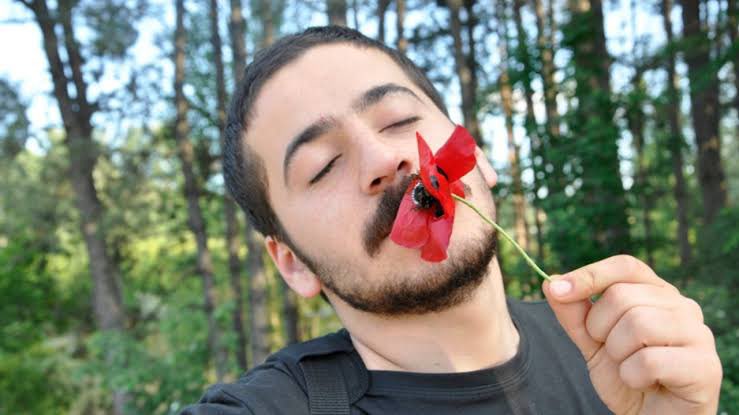 bazen öldüğünde ne kadar genç olduğunu fark etmeyişimizi düşünüyorum. hepimizden büyüktün o zaman, artık hepimizden gençsin sonsuza kadar. seni unutmayacağız.