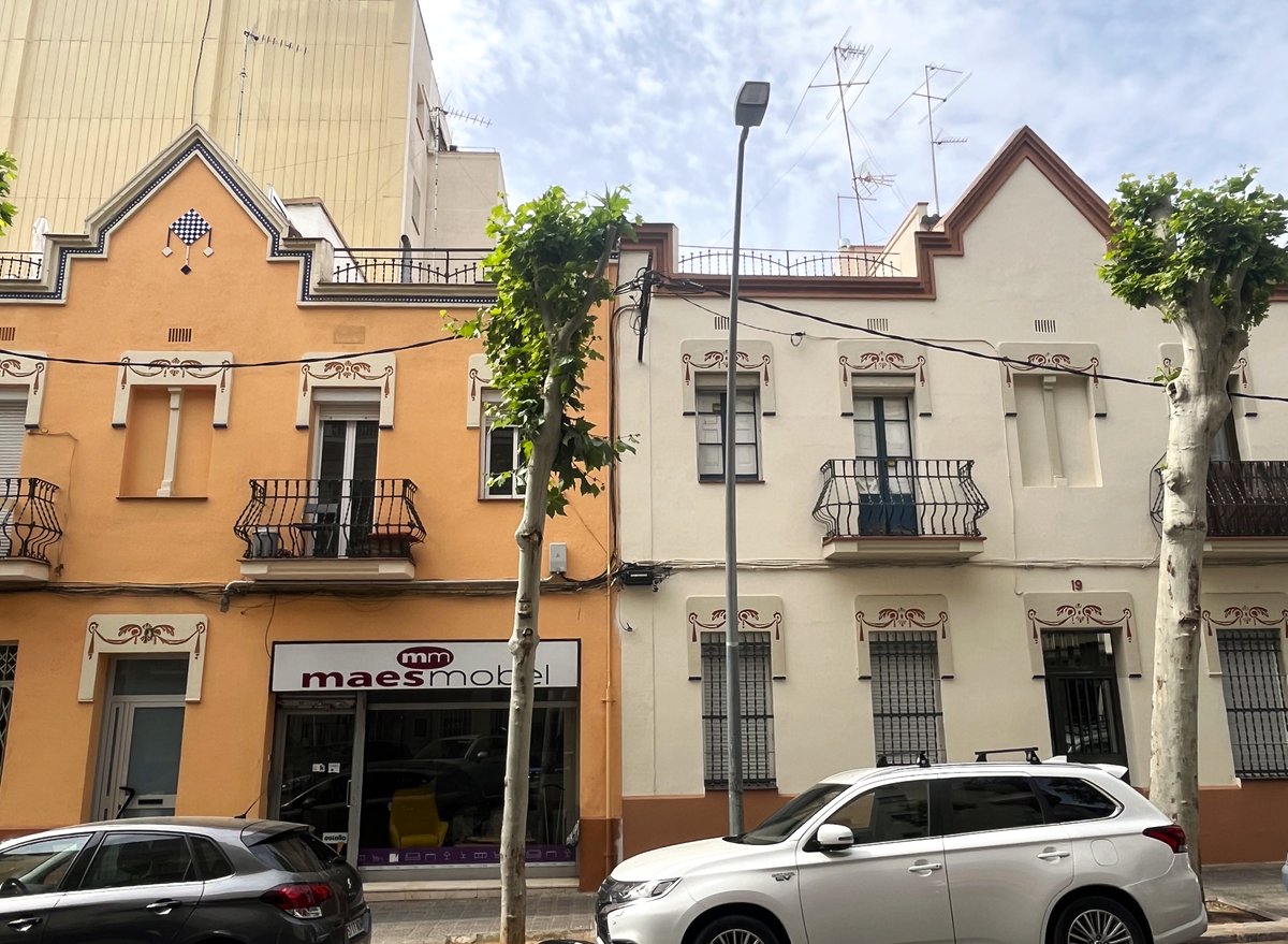 És un sense sentit i suposa un risc per al patrimoni que les cases bessones (i centenàries) del carrer de Cienfuegos (núms. 17 i 19), als #Indians, no estiguin protegides