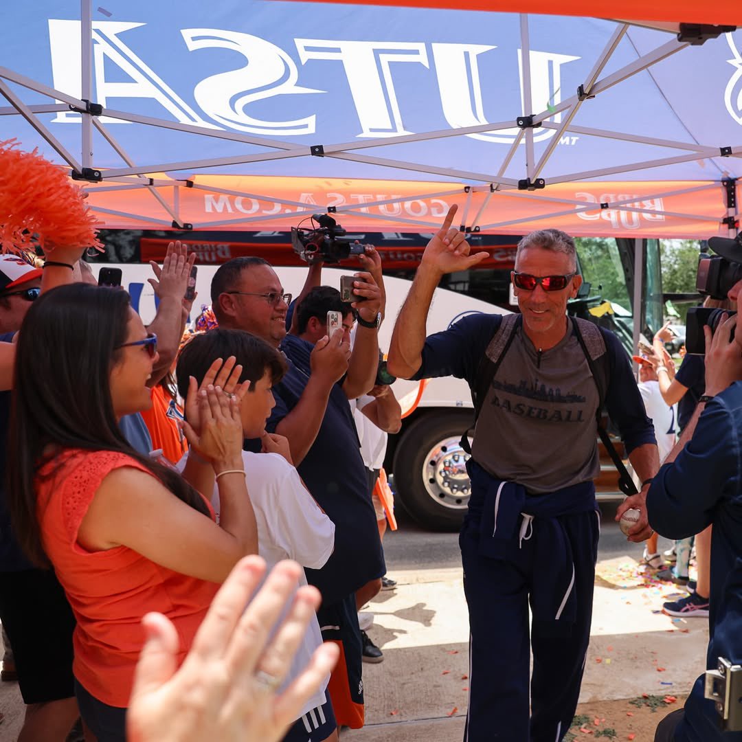 NCAA Baseball (@ncaabaseball) on Twitter photo UTSA received a warm welcome home after advancing to Supers last night! πβ€οΈπ
#RoadToOmaha x πΈ <a href="/UTSABSB/">UTSA Baseball βΎοΈ</a> UTSA received a warm welcome home after advancing to Supers last night! πβ€οΈπ
#RoadToOmaha x πΈ <a href="/UTSABSB/">UTSA Baseball βΎοΈ</a>