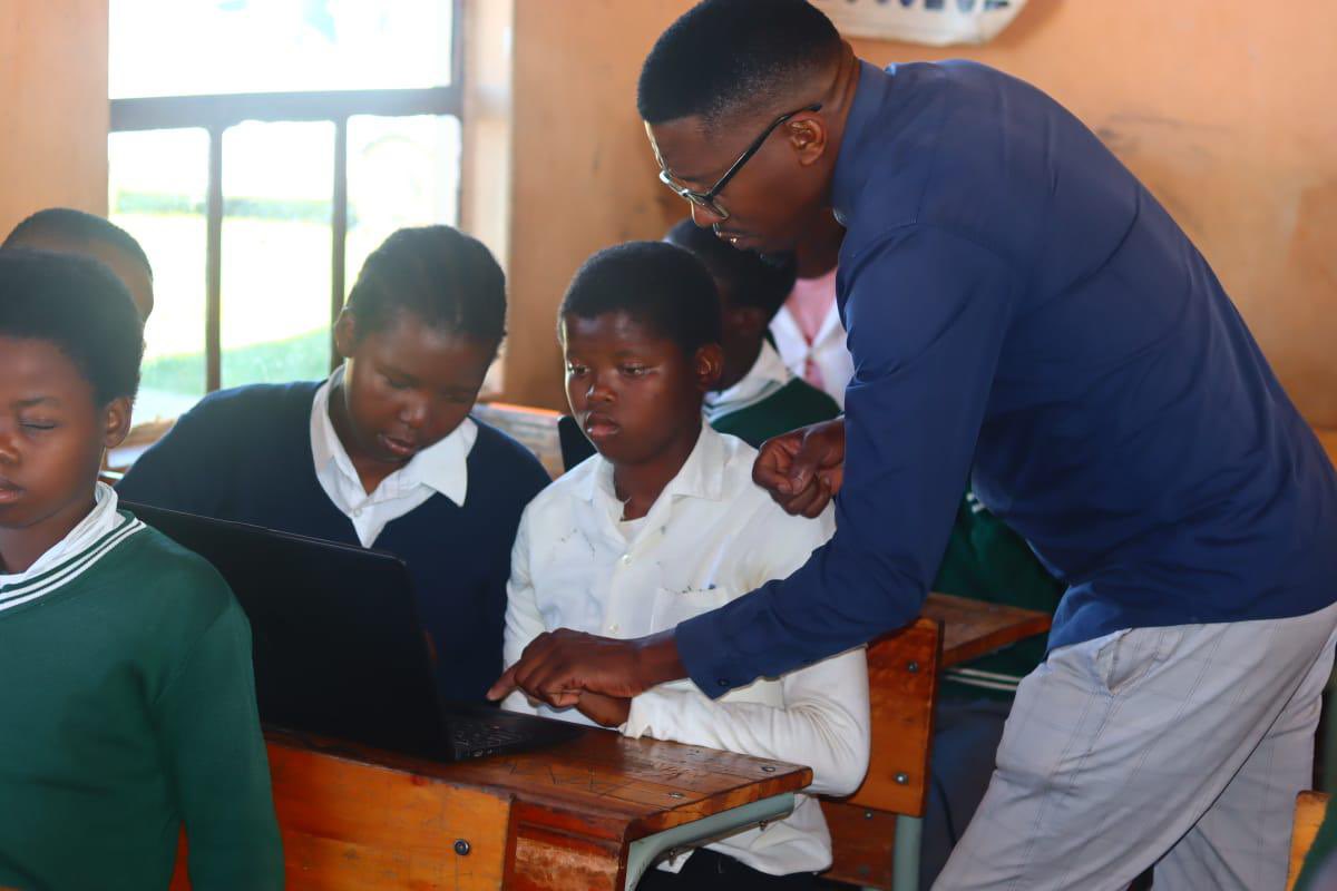 UrglobalSA's tweet photo. Students today, Leaders tomorrow

These kids right here are the future of technology. 
A computer literate generation that has been exposed to coding and robotics at such a tender age? This Fourth Industrial Revolution does not see them coming!

#TechInnovation 
#Urglobal_sa https://t.co/KTZmm4LpNR