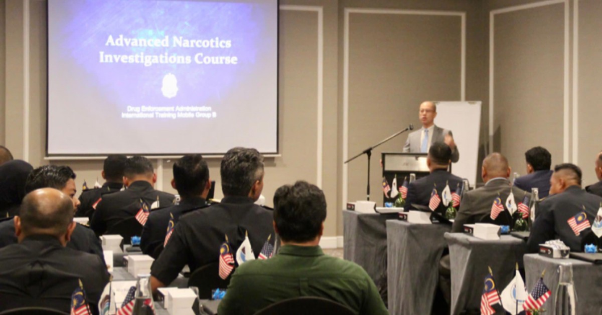 JIATFWest's tweet photo. 🚨 Kicked off the first of three, Advanced Narcotics Investigations Course in 🇲🇾! First stop, #KualaLumpur!

#JIATFWest, @DEAHQ (Kuala Lumupr) &amp; @USEmbassyKL team up with 🇲🇾 partners to boost counterdrug efforts. Strengthening regional security for a #FreeAndOpenIndoPacific. https://t.co/7lw0IleEFk