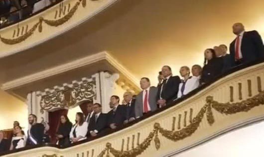 Embajada de Honduras en El Salvador (@embajadadehond3) on Twitter photo El Embajador Taiff Sandoval, en representación de la Presidenta <a href="/XiomaraCastroZ/">Xiomara Castro de Zelaya</a> y del Canciller <a href="/JavierEBS/">Javier Bu Soto</a>, asistió al solemne mensaje a la nación del Presidente Nayib Bukele. Agradecemos la invitación y la cordialidad del Gobierno de El Salvador. 🇭🇳🤝🇸🇻 El Embajador Taiff Sandoval, en representación de la Presidenta <a href="/XiomaraCastroZ/">Xiomara Castro de Zelaya</a> y del Canciller <a href="/JavierEBS/">Javier Bu Soto</a>, asistió al solemne mensaje a la nación del Presidente Nayib Bukele. Agradecemos la invitación y la cordialidad del Gobierno de El Salvador. 🇭🇳🤝🇸🇻