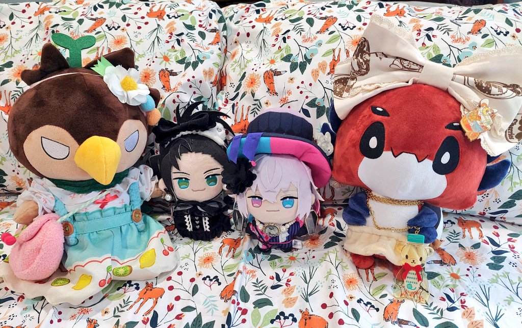 berridistracted's tweet photo. My Holostars bbs, but make it lolita fashion ✨️
The mascot heads are massive that they can wear my headbands, lol. #Tempusnui #Bubbies #holoARMIS #Merchzader #nuiwiwi #holoTEMPUS https://t.co/0IixviNr0A