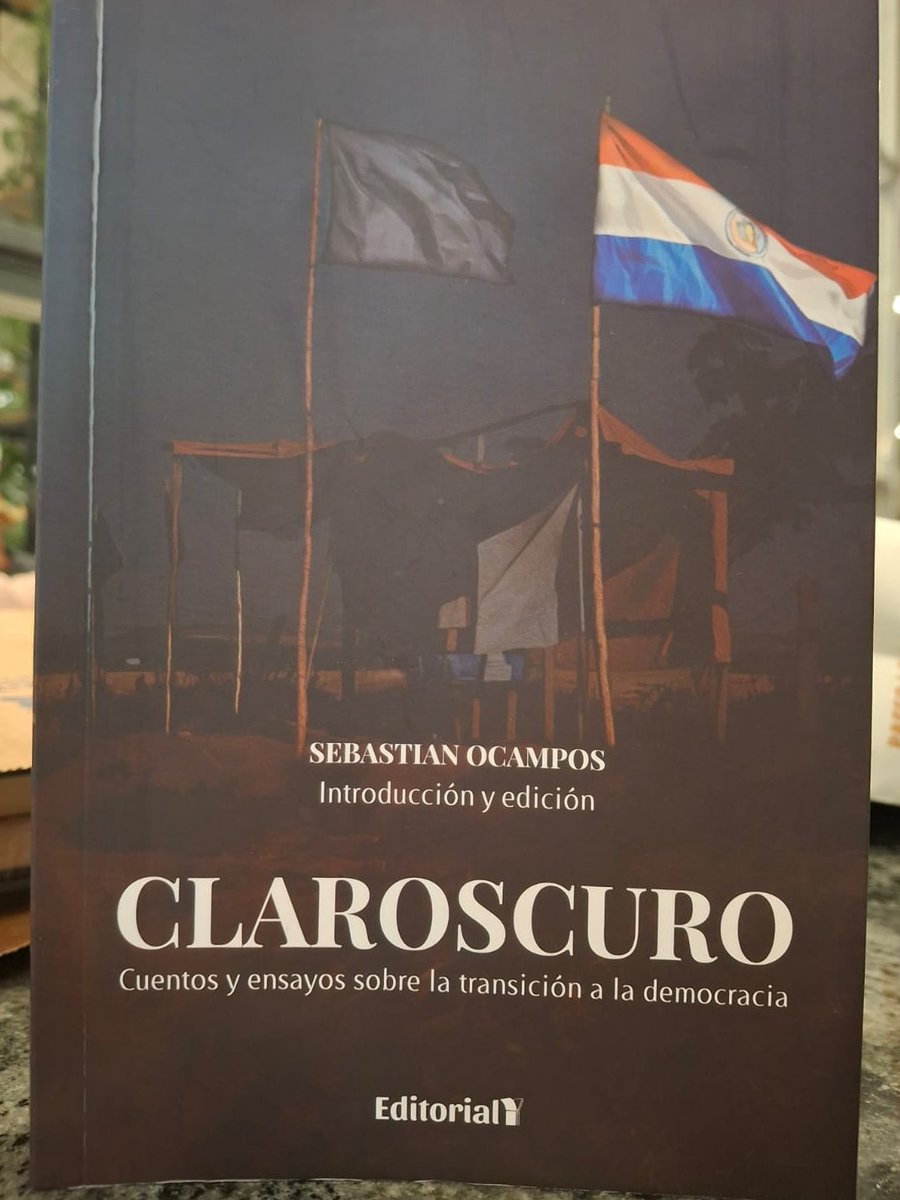 En la FIL de Asunción, la Editorial Y presentó el libro Claroscuro. Cuentos y ensayos sobre la transición a la democracia en Paraguay. Una obra con 36 autores de todo el país. Un proyecto cultural inédito que promete mucho. Con apoyo de Fecopar y <a href="/SurCiencia/">Ciencia del Sur</a>