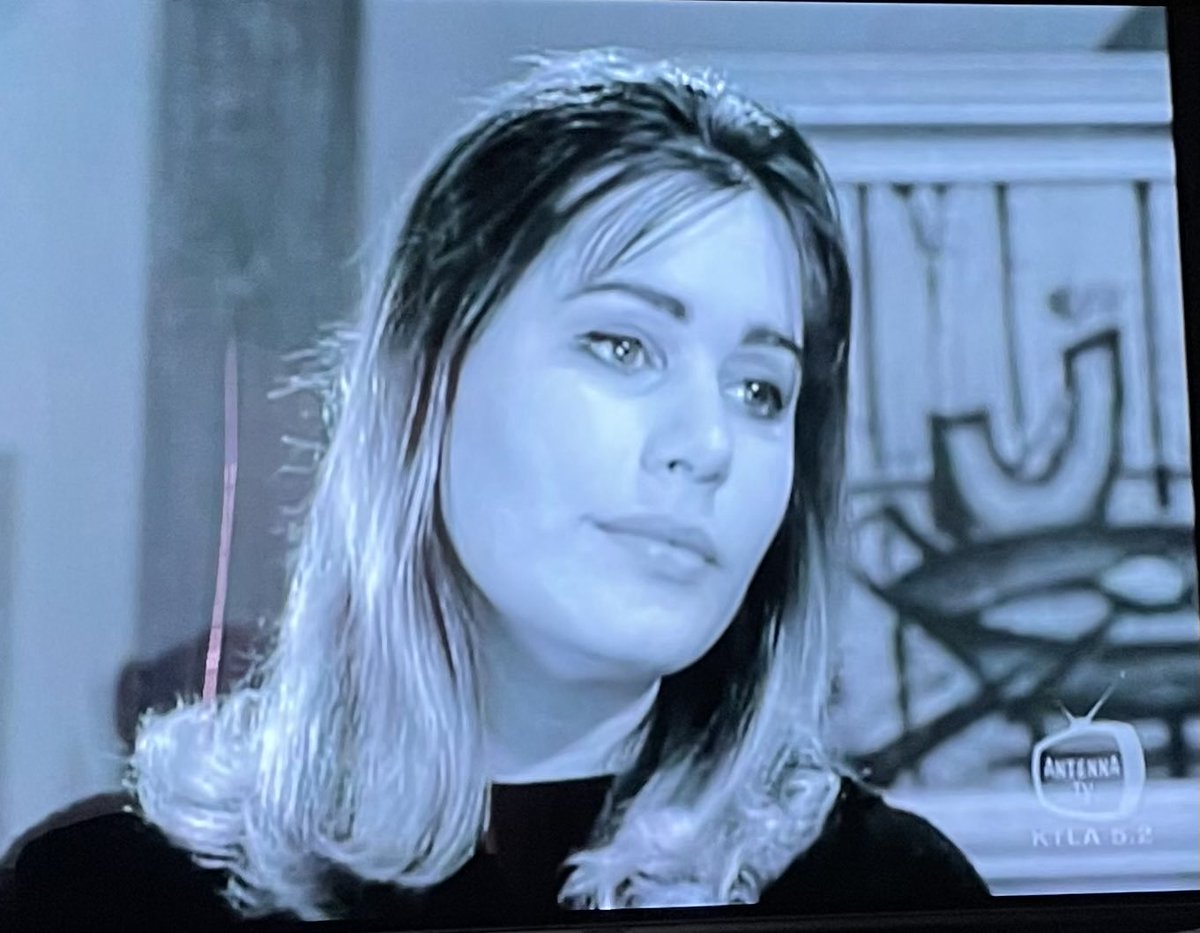 FrankMalfitano's tweet photo. CLASSIC TV MUSINGS: Charismatic actress/singer #SallyKellerman would have been 88 2day here she is playing a beatnik waitress in a 1960 episode of the sitcom BACHELOR FATHER a decade before she became a star in the film version of MASH 📺 🎞️😍 https://t.co/epIkBGzsB3