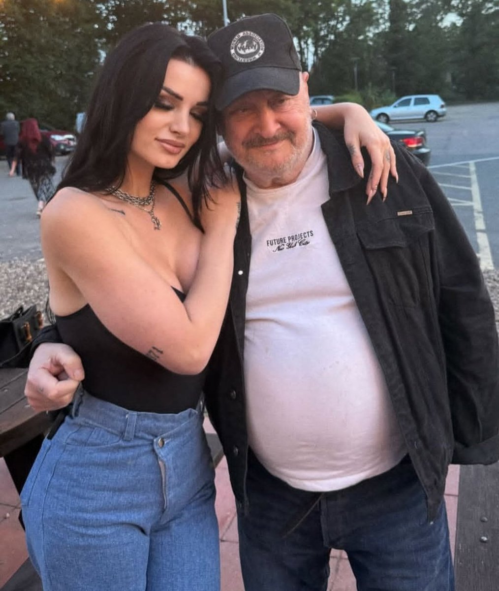 TheWildCat___'s tweet photo. Saraya and her dad ♥️ https://t.co/AE2MjRSVu0
