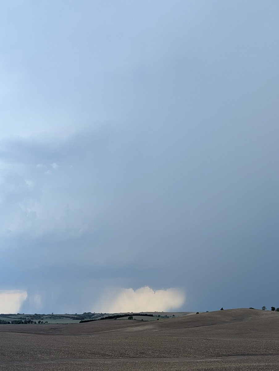#supercell thunderstorm ongoing near Lillian, Nebraska with nice rain foot! #newx <a href="/NWSNorthPlatte/">NWS North Platte</a>