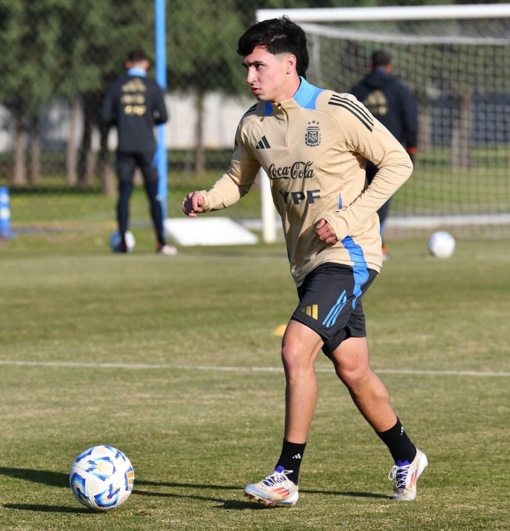 Talleres mi pasión (@talleresmp) on Twitter photo 🇦🇷 #TalleresdeSeleccion | Matías Gómez, Santiago Fernández y Santino Barbi con <a href="/Argentina/">🇦🇷 Selección Argentina ⭐⭐⭐</a> S-20 de Diego Placente.
Desde abajo, como marcan los libros. No por favores a representantes. 🇦🇷 #TalleresdeSeleccion | Matías Gómez, Santiago Fernández y Santino Barbi con <a href="/Argentina/">🇦🇷 Selección Argentina ⭐⭐⭐</a> S-20 de Diego Placente.
Desde abajo, como marcan los libros. No por favores a representantes.