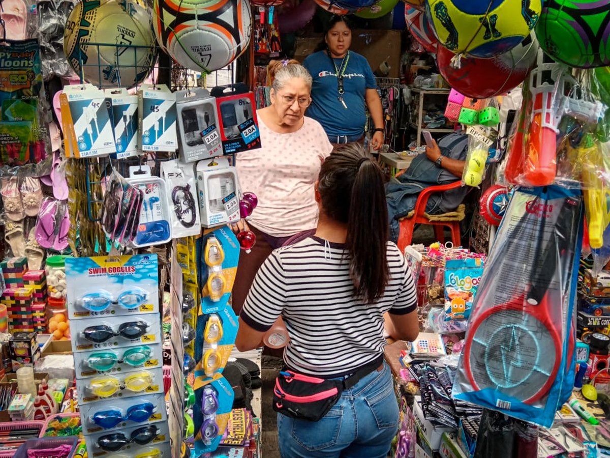 El INEEA Morelos recorrió las calles de Acatlipa, Temixco, promoviendo educación gratuita para mayores de 15 años: alfabetización, primaria y secundaria.
#LaTierraQueNosUne