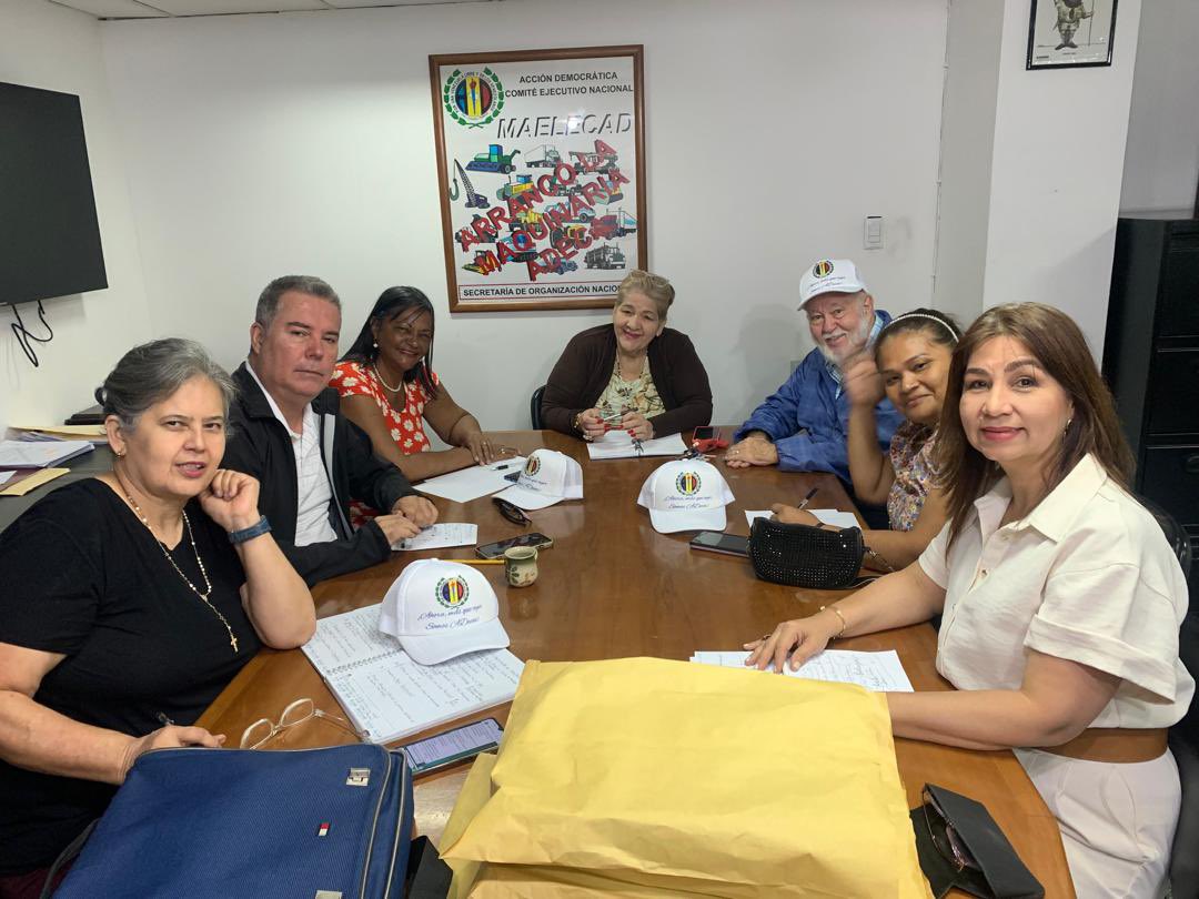 La Secretaría Nacional de Organización realizó reunión donde elaborando la planificación de actividades para el fortalecimiento de la maquinaria electoral ADeca. El partido del pueblo desde ya se organiza de cara a los procesos municipales. #ADSeCrece 🏳️