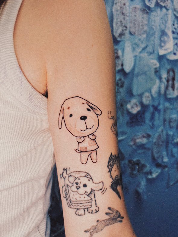 new daisy tattoo courtesy of <a href="/CorrineVsLife/">corrine 🦇</a> ! 🌼