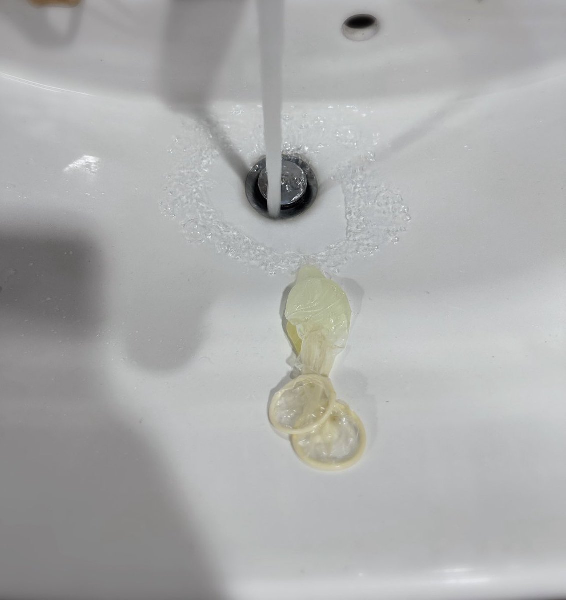 一開始跟我說戴套沒感覺的
結果你還不是射了兩次

不曉你是覺得很緊？
還是我很會夾？

#就這樣天亮