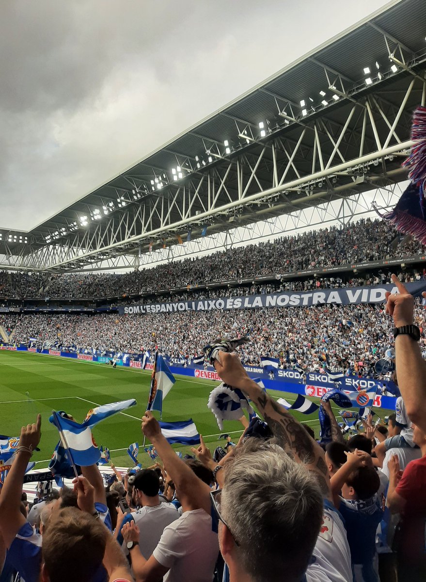 Som l'Espanyol i això és la nostra vida

L'escut i l'afició estaran sempre per sobre de qualsevol jugador, no hi ha més