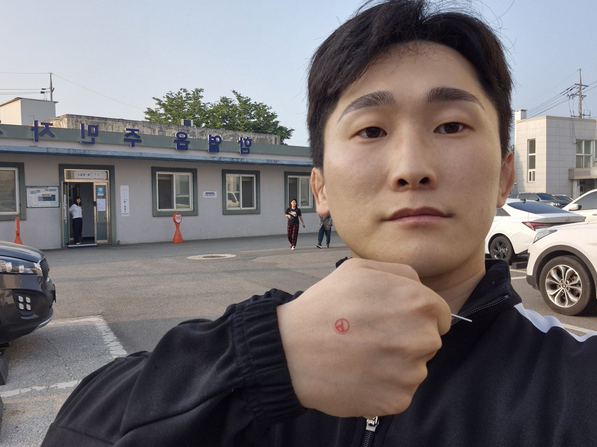이른 아침, 21대 대통령선거 본투표에 참여하였습니다. 투표하면 이깁니다. 
괴물독재 막고, 더 나은 대한민국의 내일을 위해 마지막까지 함께 부탁드립니다!