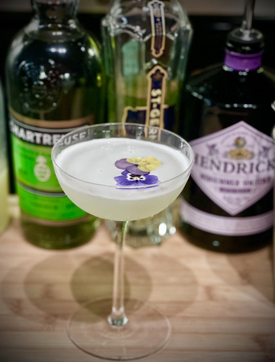 HessTaj's tweet photo. This one hit like silk in candlelight.
I call it the Lumière Verte (Green Light Edition).
Smooth, floral, egg yolk rich. Ain’t nothing basic about it. 💚🥂

• Hendrick’s Gin
• Green Chartreuse
• St-Germain
• Lemon juice
• Egg yolk
• Dash of orange bitters https://t.co/uDw8GG1dl7